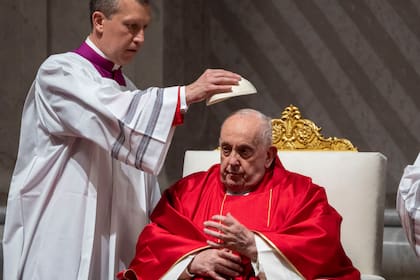 Monseñor Krzysztof Marcjanowicz le coloca el solideo al papa Francisco durante la liturgia de la pasión del Viernes Santo en la Basílica de San Pedro, el viernes 29 de marzo de 2024, en el Vaticano