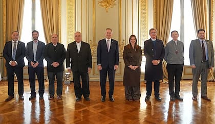 Monseñor Marcelo Colombo y monseñor Raúl Pizarro, presidente y secretario general de la Conferencia Episcopal Argentina, respectivamente, junto al arzobispo de Buenos Aires, monseñor Jorge García Cuerva, se reunieron en el Palacio San Martín con el canciller Pablo Quirno, la ministra de Capital Humano, Sandra Pettovello y el secretario de Culto, Agustín Caulo.