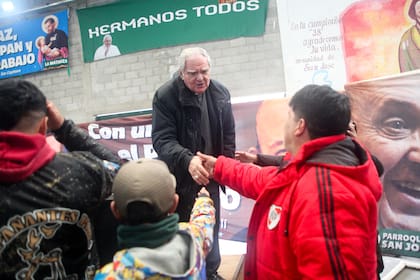 Monseñor Ojea saluda a uno de los vecinos que se acercó al lugar