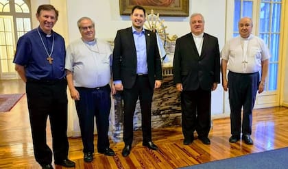 Monseñor Raúl Pizarro, el cardenal Ángel Rossi, el subsecretario de Culto, Agustín Caulo, monseñor Marcelo Colombo y monseñor César Daniel Fernández