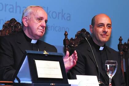 Monseñor Víctor Manuel Fernández, en esta foto junto al papa Francisco, será sucedido por el actual decano de Ciencias Médicas, Miguel Ángel Schiavone