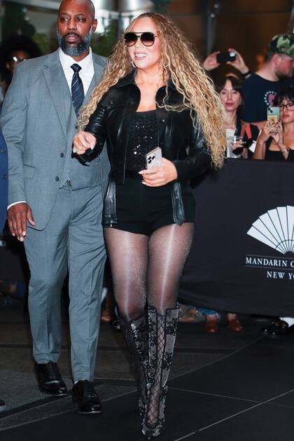 Montada sobre
botas de puntera
y con cordones
que recorren el
largo de la pierna
tipo corset, la
cantante se
mostró en Midtown