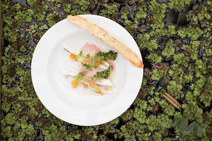 Montaditos de pejerrey, una de las propuestas simples y sabrosas de la carta.