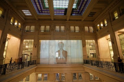 Montaje de "Cuídese mucho", la instalación de la francesa Sophie Calle, que en seis salas se convertirá en la primera exposición para el Centro Cultural Kirchner