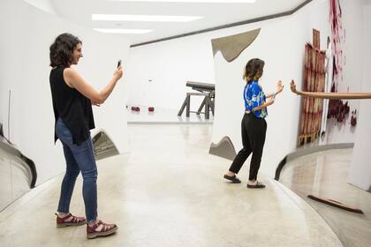 Juegos con los reflejos en la obra Doble vértigo, en la muestra de Anish Kapoor en Fundación Proa 