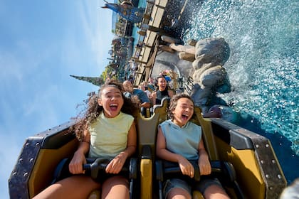Montaña rusa con agua en Isle of Berk, el mundo de Cómo entrenar a tu dragón