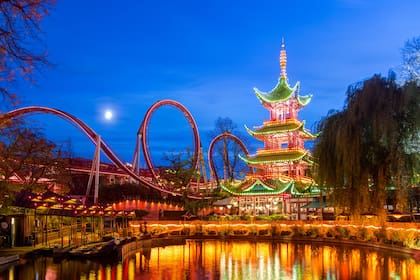 Montañas antiguas y modernas, se destacan en la iluminación nocturna del parque