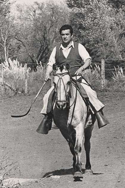 Montando a caballo, en el campo, como a él le gustaba