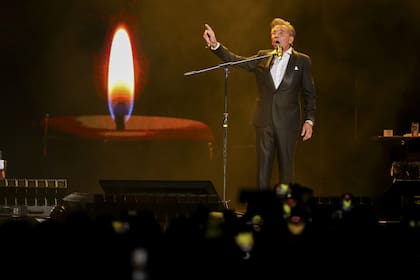 Montaner cantó todos sus clásicos y emocionó a las 15.000 almas que dijeron presente en el estadio de Villa Crespo