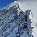 Alpinistas nepalíes reabren una ruta clave de subida tras el bloqueo de una gigante torre de hielo