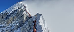 Alpinistas nepalíes reabren una ruta clave de subida tras el bloqueo de una gigante torre de hielo