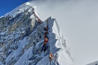 Alpinistas nepalíes reabren una ruta clave de subida tras el bloqueo de una gigante torre de hielo