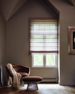 Montar una persiana romana ocultando hasta  el marco de la ventana en esta habitación, por Everick Brown Design