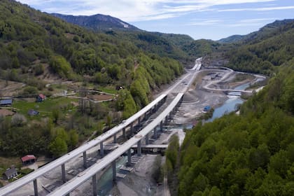 "Si no encontramos fuentes de financiación en las que apoyarnos, tendremos grandes problemas", declaró el ministro de Infraestructuras, Mladen Bojanic. "Tendremos que asumir una gran carga".
