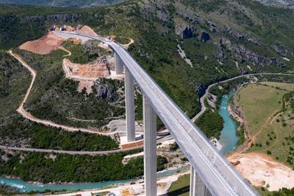 Los ecologistas señalan los daños provocados en el lecho del río Tara, pese a que la compañía china CRBC se comprometió a rehabilitarlo en varios centenares de metros.
