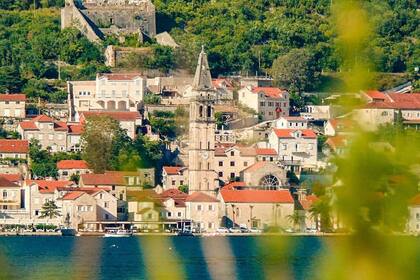 Montenegro es un país del sureste de Europa situado en la península balcánica, que cuenta con casi 300 km de costa a orillas del mar Adriático