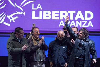 Montenegro se subió al escenario junto a Milei