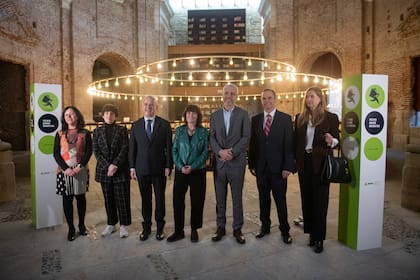 Montero, el Ceo de Aena y otros participantes del lanzamiento del galardón, esta mañana, en la biblioteca de las Escuelas Pías