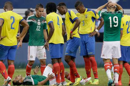 Montes en el piso; compañeros y rivales no pueden creer la lesión