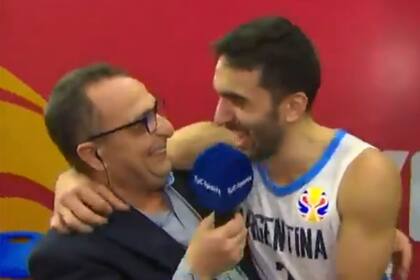 Otro momento de alegría entre Montesano y Campazzo, algo que se da en cada torneo que afronta el seleccionado de básquetbol.