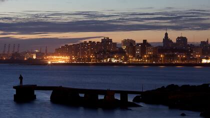 Montevideo al anochecer