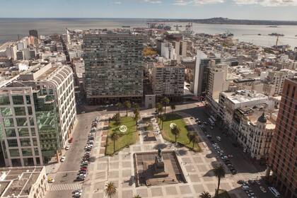 Montevideo –con su plaza Independencia– está a 2 horas y algunos minutos de Buenos Aires en barco.