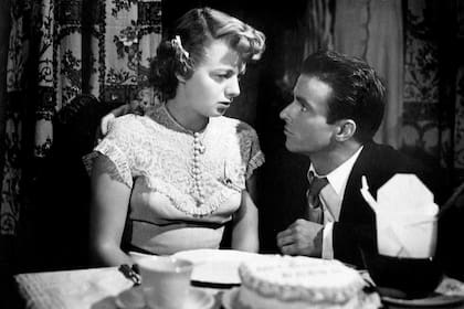 Montgomery Clift y Shelley Winters, en Ambiciones que matan (1951)
