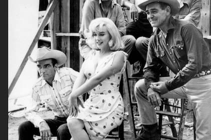 Montgomery Clift, Marilyn Monroe, Clark Gable en la filmación de Los inadaptados