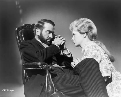 Montgomery Clift junto a Susannah York en el set de Freud, película dirigida por John Huston. (Photo by Sunset Boulevard/Corbis via Getty Images)