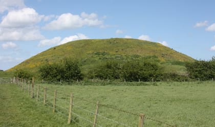 Montículo de tierra en Skipsea en East Yorkshire, tradicional entre los entierros vikingos. Sobre uno de estos, apareció la sala de madera