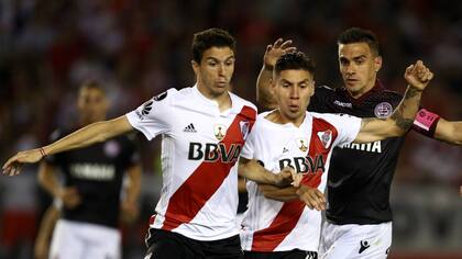 Montiel (en el centro), rodeado por Nacho Fernández y Maxi Velázquez