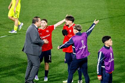 Montiel, Lomónaco y Tarzia, de Independiente, reclaman ante un oficial de Conmebol
