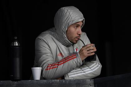 Montiel, tomando mate en el Monumental, en ocasión del cruce de este miércoles con Mineiro por la Copa Libertadores; fue la última vez que el defensor se vistió de riverplatense.