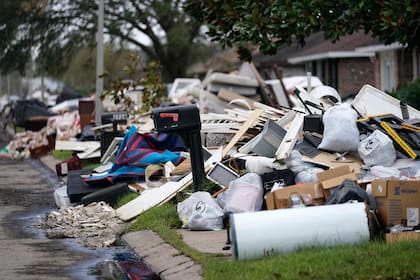 Montones de escombros tras el paso de un huracán en Luisiana. (Archivo AP Foto/Gerald Herbert)