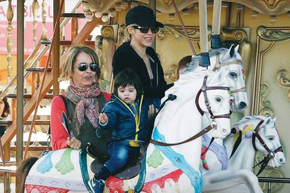 Montserrat Bernabéu, mamá de Gerard Piqué, estuvo muy pendiente de su nieto. Antes de regresar a casa, los tres pararon para comer algo