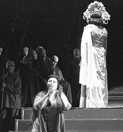 La genial soprano española Montserrat Caballé, en "Turandot", su debut en el Teatro Colón, en 1965