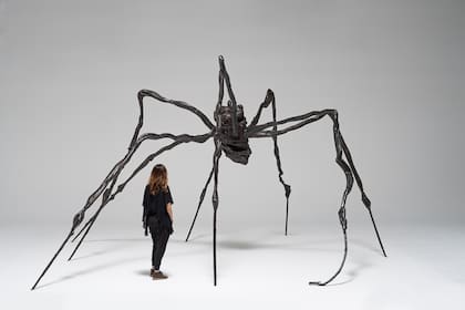 Monumental Spider, de Louise Bourgeois se vende por 32,8 millones de dólares en Sotheby's, Nueva York.