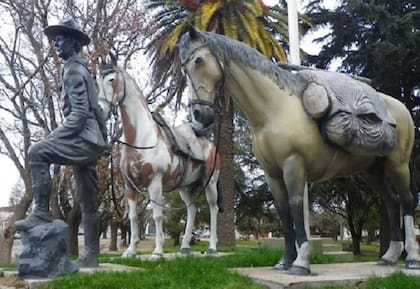 Monumento a Aimé Tschiffely, Gato y Mancha, en Ayacucho