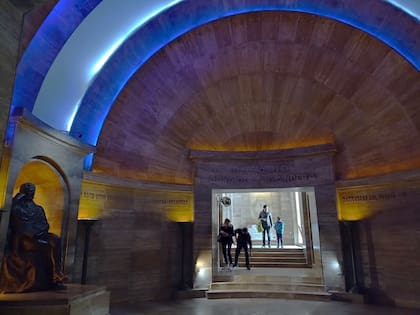 Monumento a Belgrano en el acceso al mirador del Monumento a la Bandera