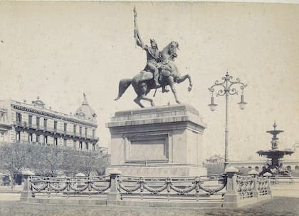 Monumento a Belgrano en Plaza de Mayo. Fue el primer prócer de Mayo en tener su monumento.