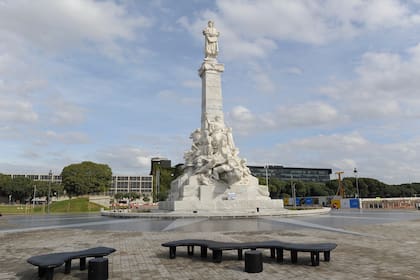 El monumento a Cristóbal Colón, frente al aeroparque metropolitano, fue ubicado en tierras ganadas al río; la utilización de esta técnica provocó el corrimiento del centro de la ciudad