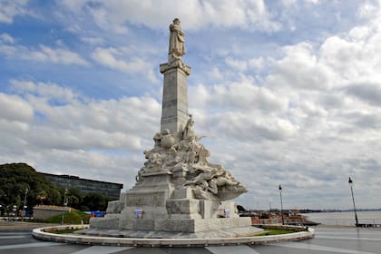 Monumento a Cristobal Colón en la costanera norte