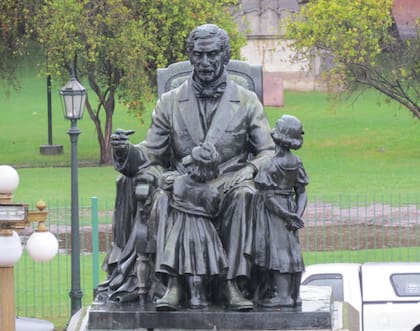 Monumento a José de San Martín en la Ciudad Autónoma de Buenos Aires que lo muestra en compañía de sus nietas, María Mercedes y Josefa Dominga