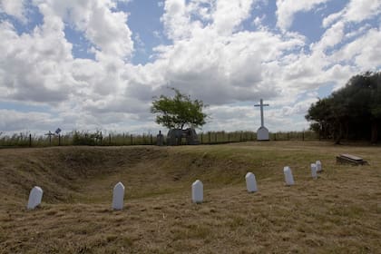 Monumento a José Luis Cabezas, a 15 km de Pinamar, donde fue hallado su cuerpo calcinado dentro del auto