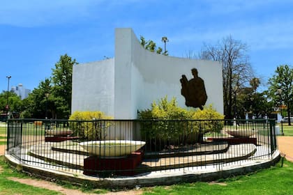 Monumento a la Confraternidad argentina-española, en la Plaza España, de La Plata, un monumento que tiene un destino incierto