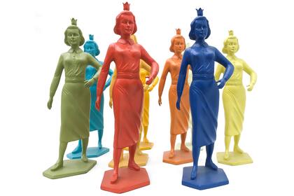 "Monumento a las marchantes desconocidas", de Nadín Ospina, con figuras de cotillón que representan a mujeres en una protesta