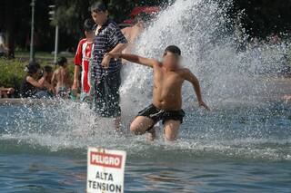 Cuáles son los riesgos de bañarse en las fuentes de la ciudad por el calor