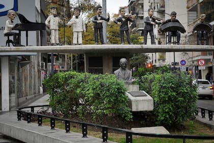 Monumento a Osvaldo Pugliese, en Corrientes y Scalabrini Ortiz