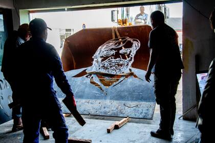 Monumento a Osvaldo Bayer mientras es trasladado desde Vialidad Nacional al Centro Cultural Santa Cruz, Río Gallegos