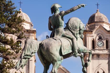 Monumento a San Martín en la plaza de Victoria.